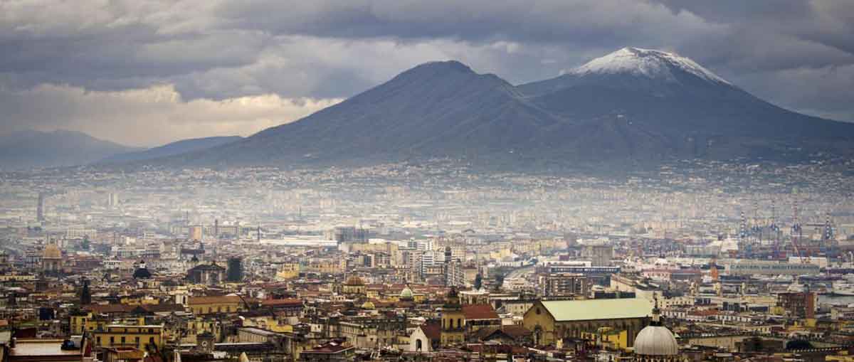 Il Vesuvio sovrasta Napoli