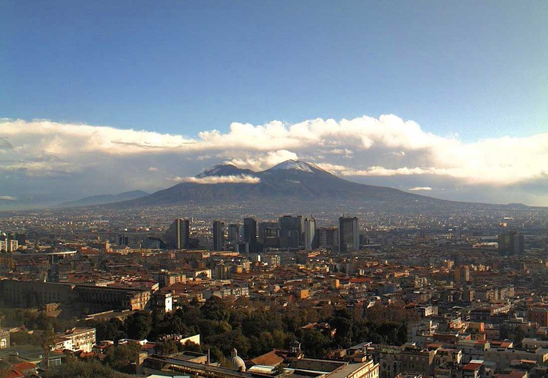 Veduta di Napoli con il Vesuvio sullo sfondo
