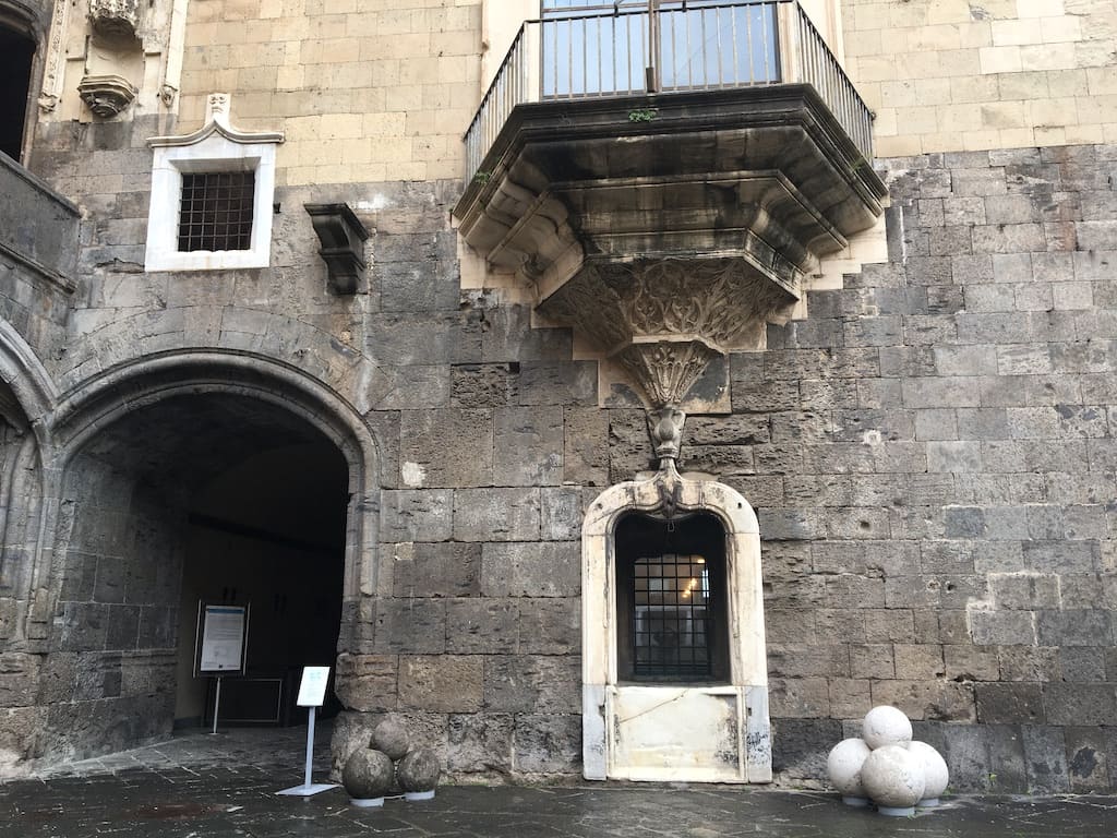 Cortile di Castel Nuovo a Napoli