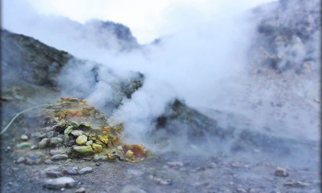 La Solfatara di Pozzuoli, vulcano attivo (Campi Flegrei)