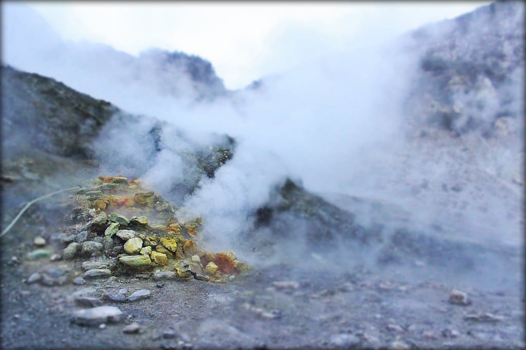 La Solfatara di Pozzuoli, vulcano attivo (Campi Flegrei)