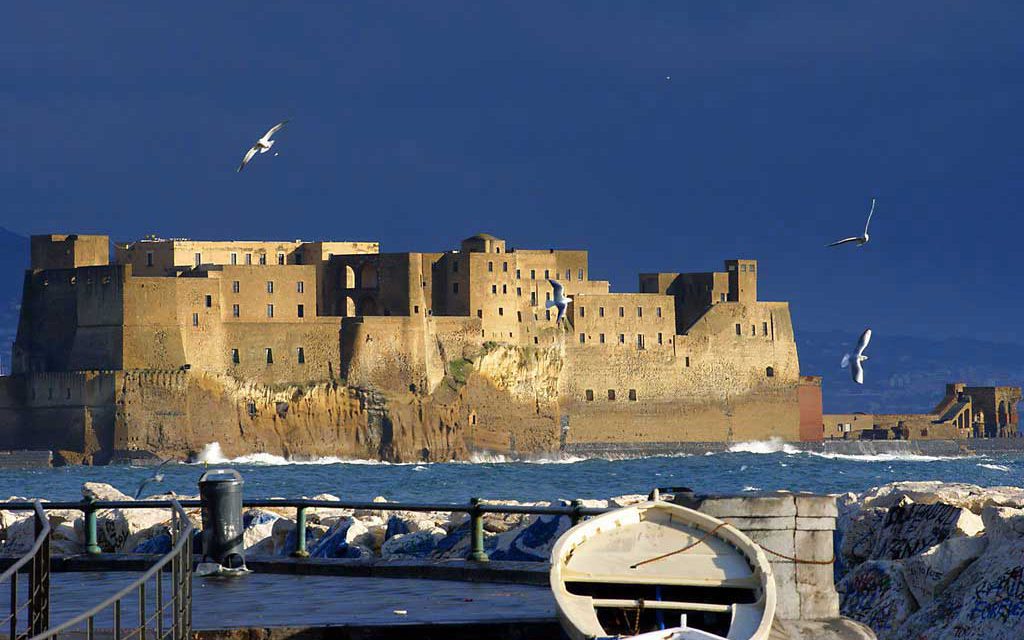 I Castelli di Napoli. Giganti di pietra a guardia della città