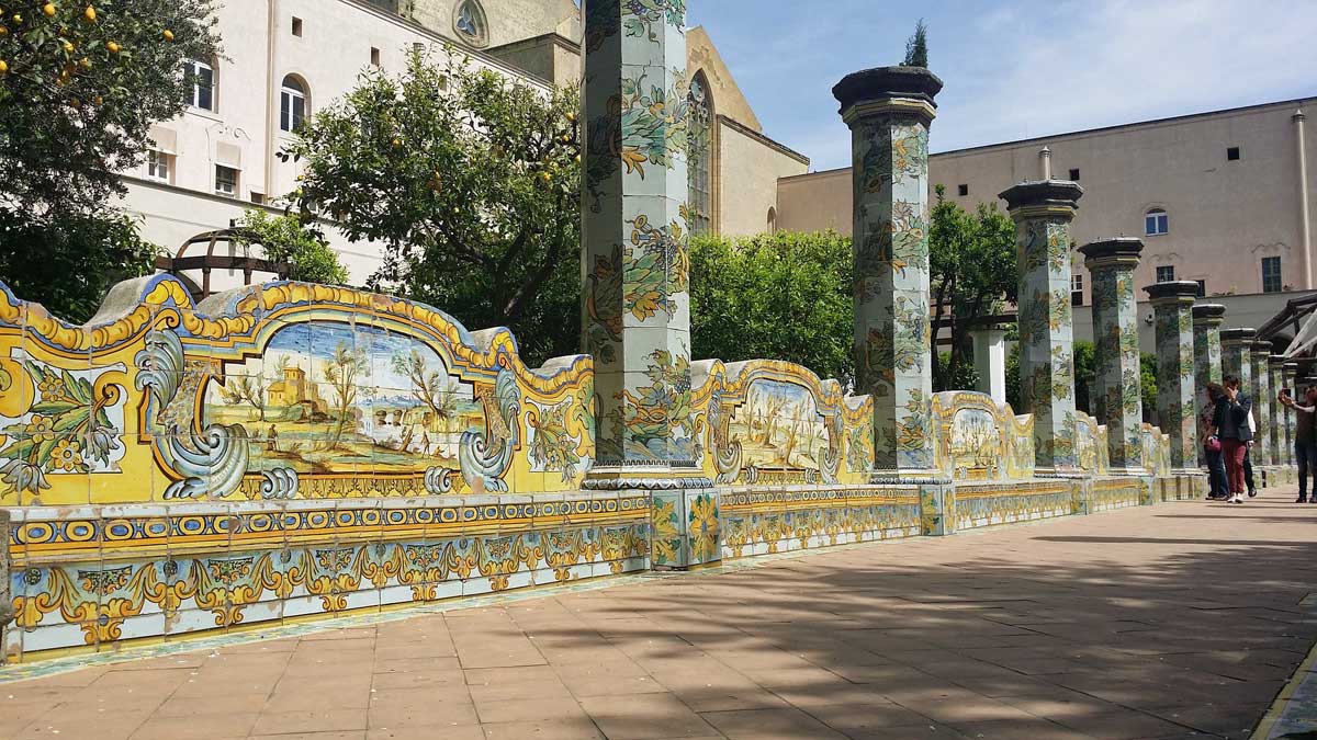 Santa Chiara, il chiostro maiolicato (Napoli)