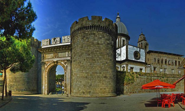 Le antiche porte di Napoli