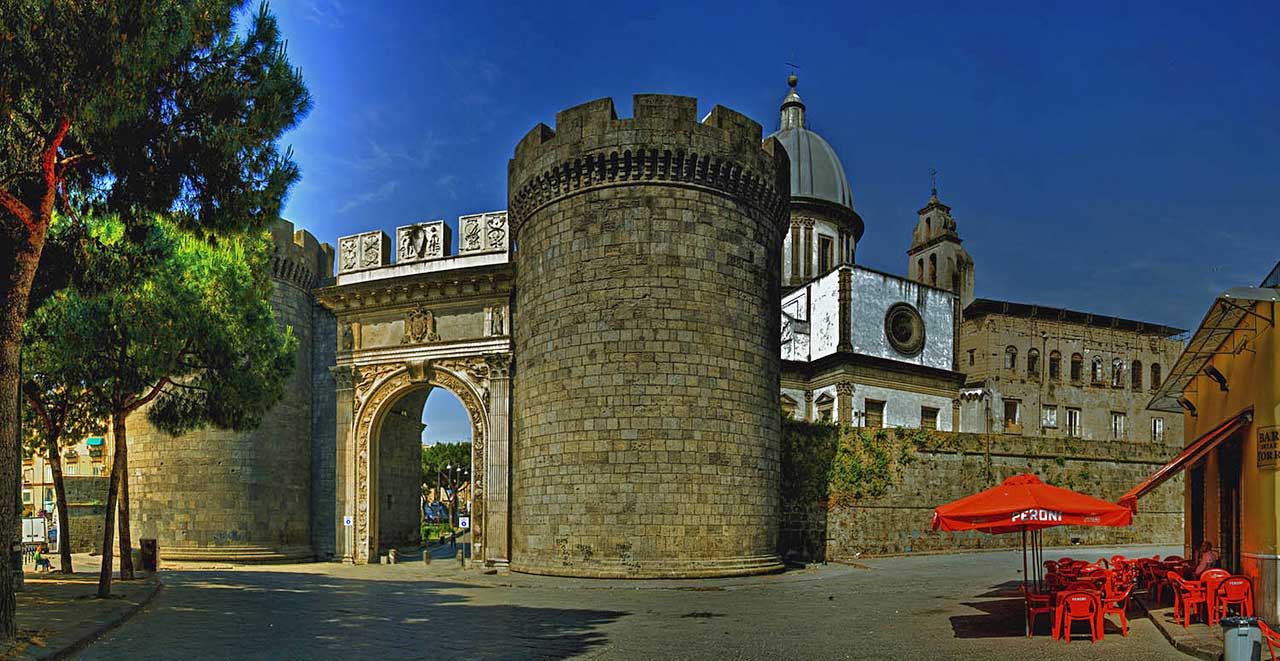 Le antiche porte di Napoli (porta Capuana)