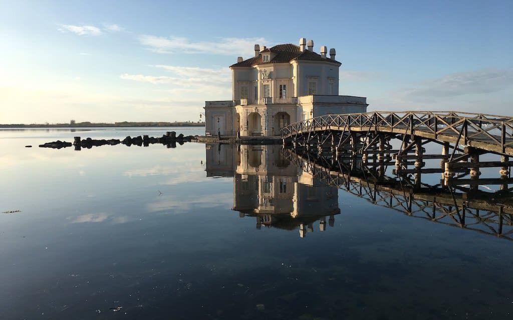 Lago di Fusaro e la Casina Vanvitelliana (Bacoli)