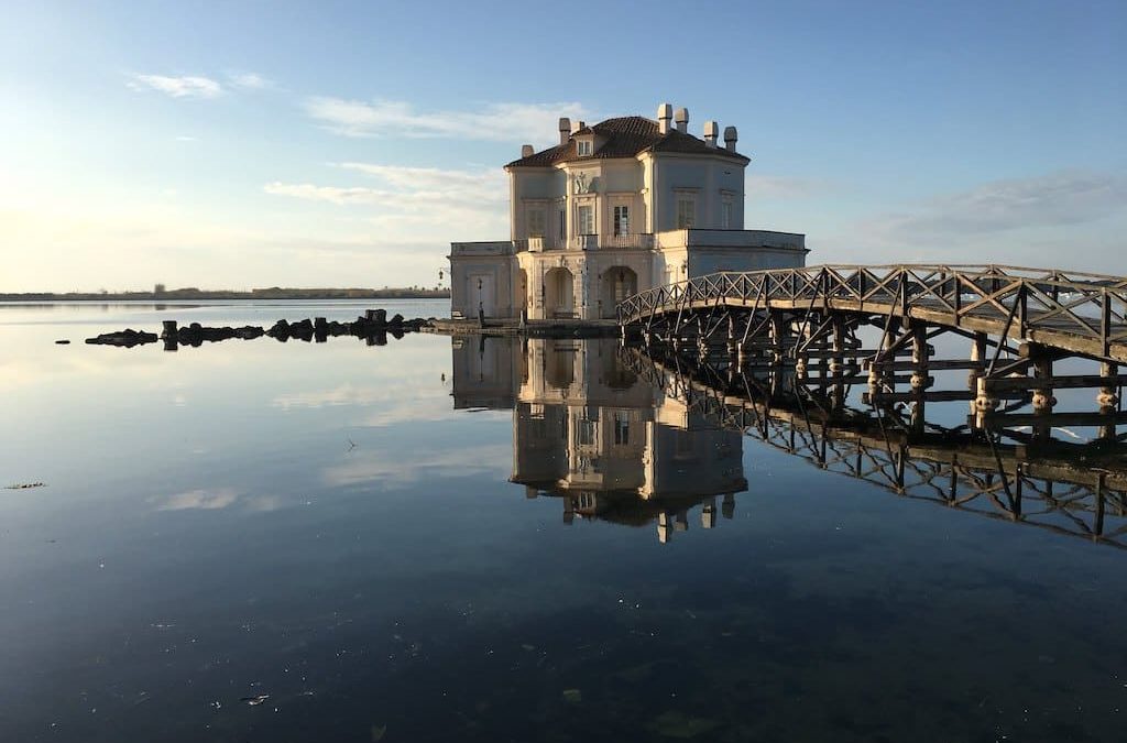 Lago di Fusaro e la Casina Vanvitelliana (Bacoli)