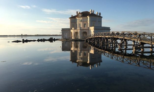 Lago di Fusaro e la Casina Vanvitelliana (Bacoli)