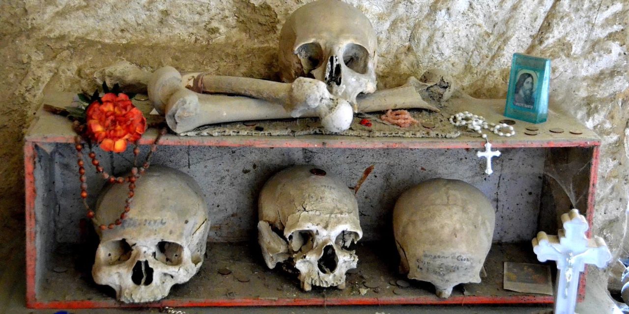 Capuzzelle e anime pezzentelle: il culto delle anime del purgatorio