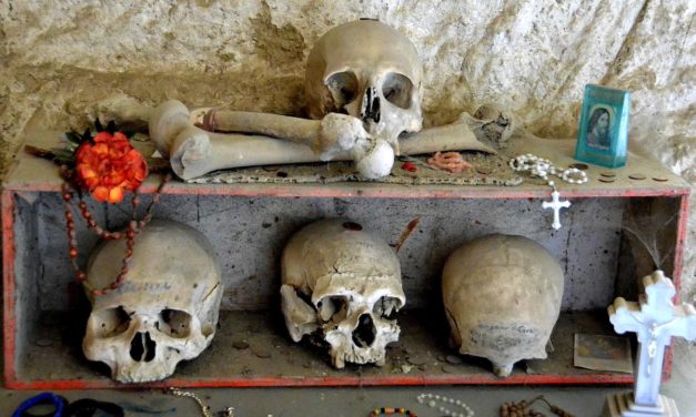 Capuzzelle e anime pezzentelle: il culto dei Morti a Napoli