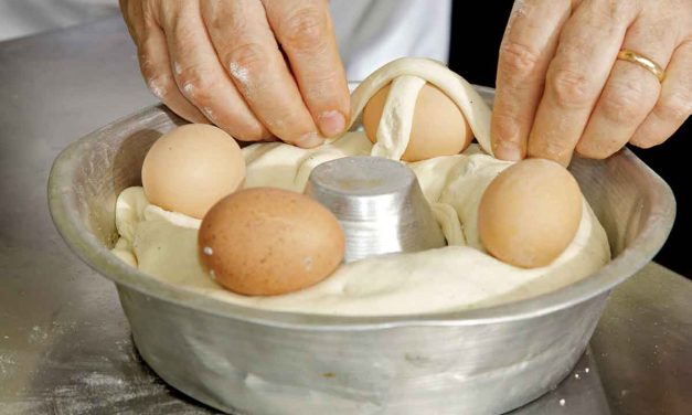 Il casatiello napoletano, la torta rustica di Pasqua e Pasquetta