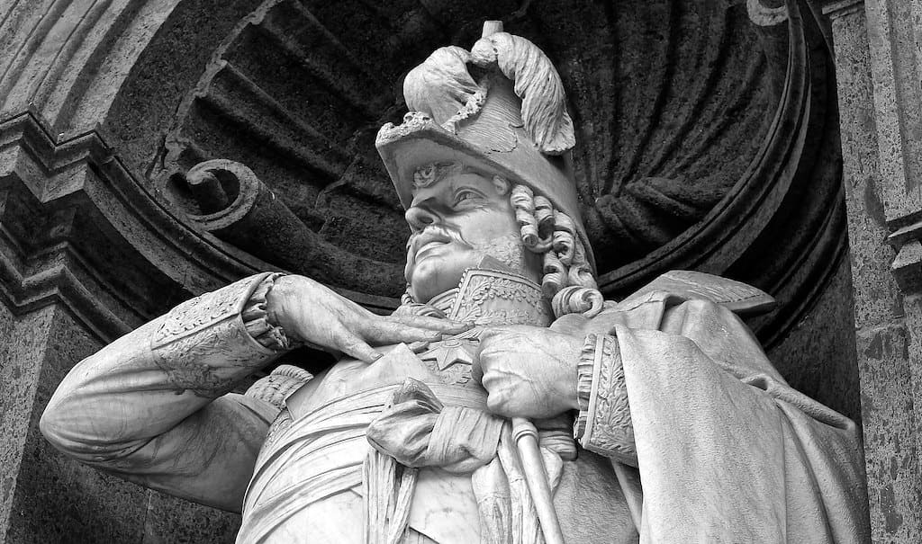 Le statue dei re di Napoli: la storiella