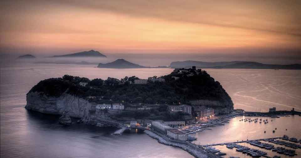 Nisida al tramonto, Napoli