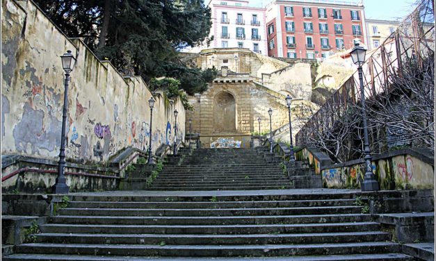 Le scale di Napoli : Napoli in salita e in discesa