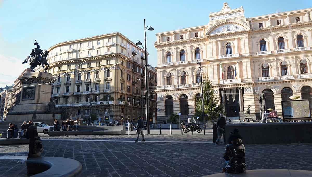 Le strade di Napoli: Piazza Borsa