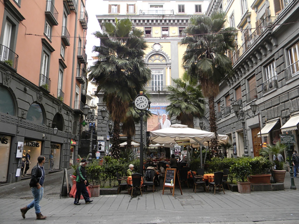 Teatro Augusteo, Napoli (vista della facciata esterna)