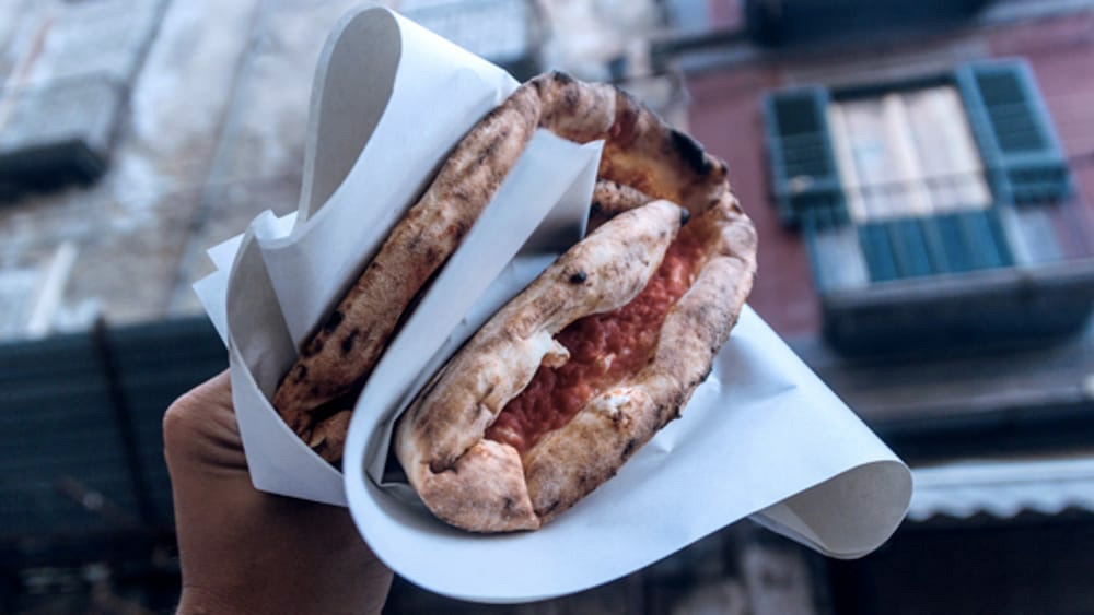 Street Food a Napoli: Pizza a portafoglio