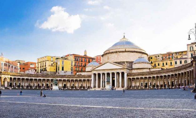 In giro per le piazze di Napoli