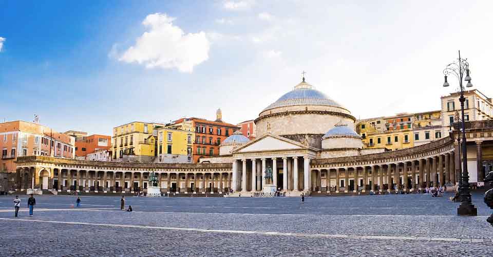 In giro per le piazze di Napoli