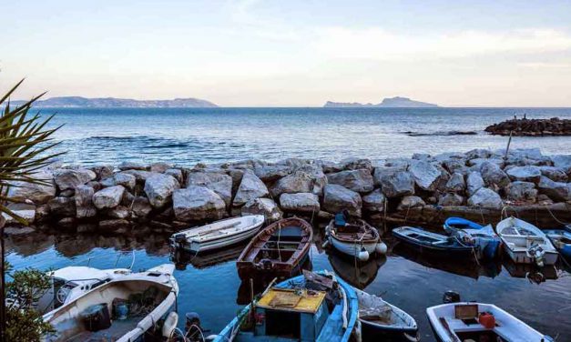 Gita in barca con aperitivo lungo la costa di Posillipo