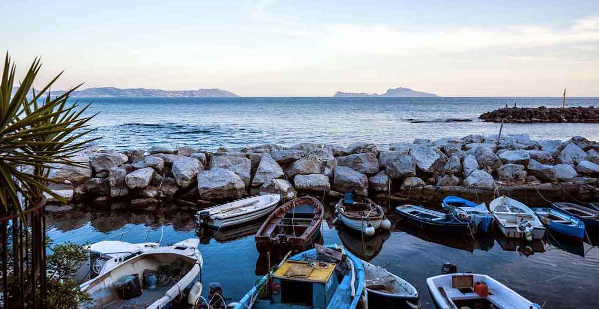 Gita in barca con aperitivo lungo la costa di Posillipo