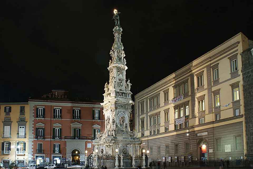 Scoprire Napoli, un obelisco dopo l’altro