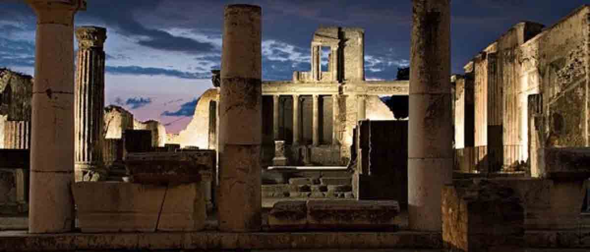 Risultati immagini per SCAVI DI POMPEI DI NOTTE