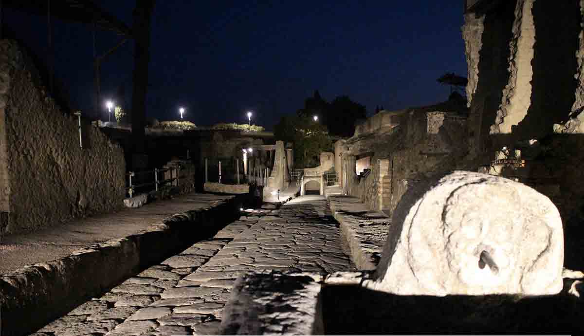Visite serali agli scavi di Ercolano