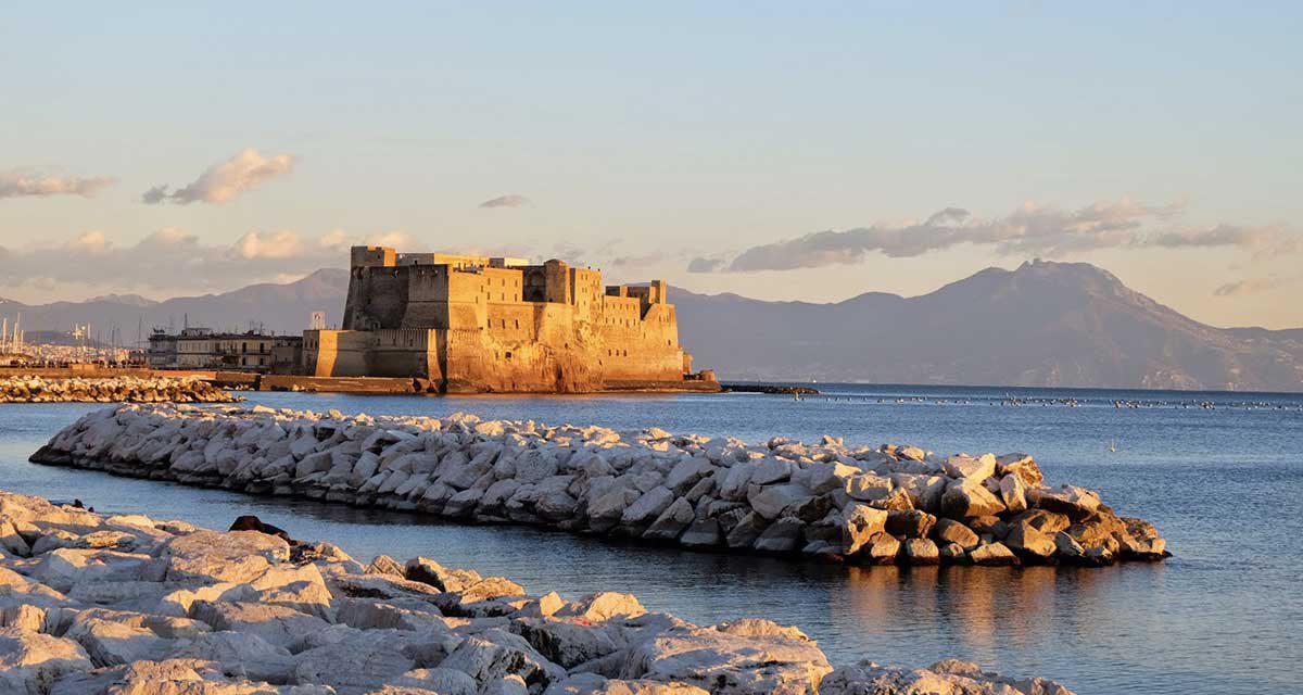 Visita straordinaria dei sotterranei del Castel dell’Ovo con Timeline Napoli