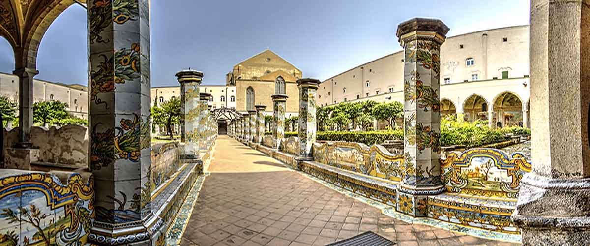 Chiostro maiolicato di Santa Chiara: visite guidate gratuite