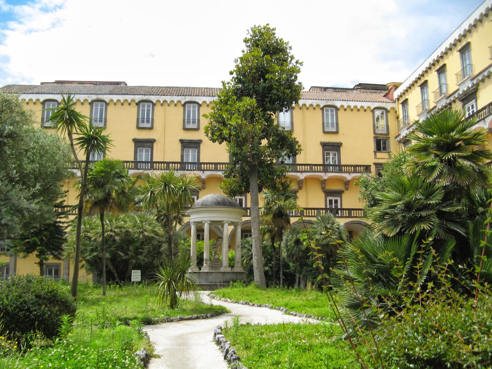 Chiostro Santi Marcellino e Festo, Napoli