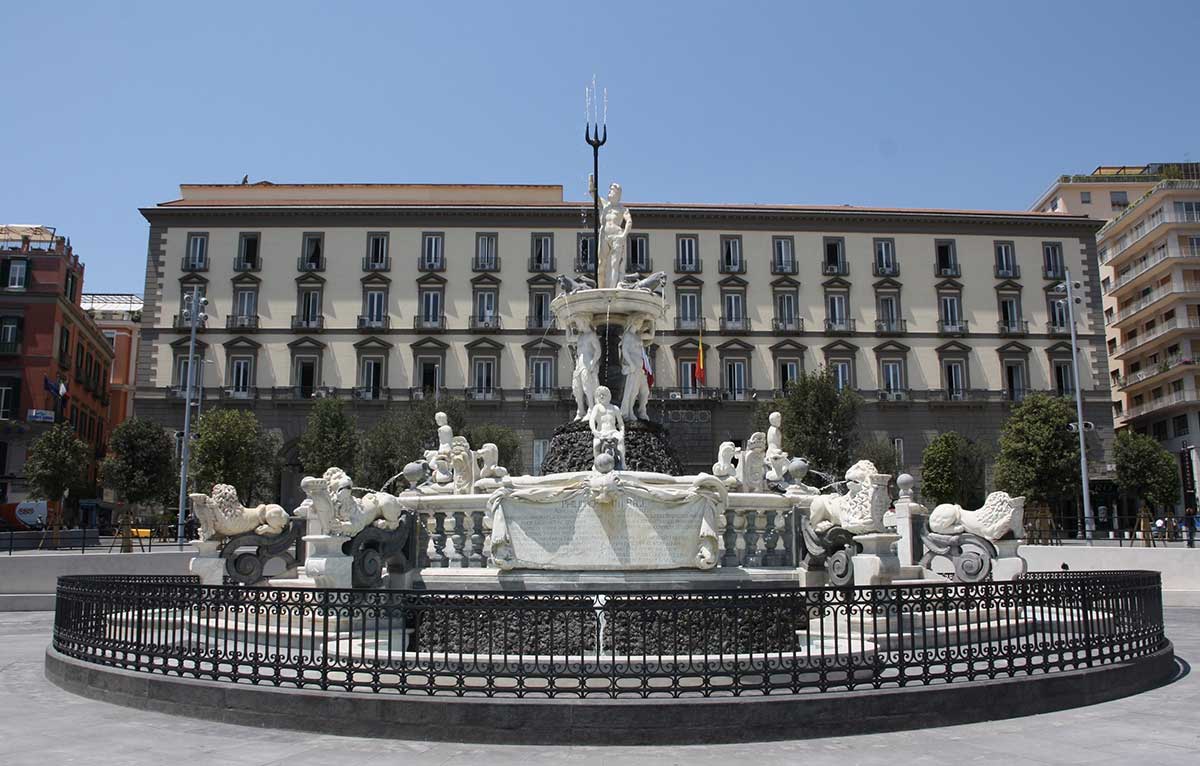 Palazzo San Giacomo Napoli fontana del Tritone