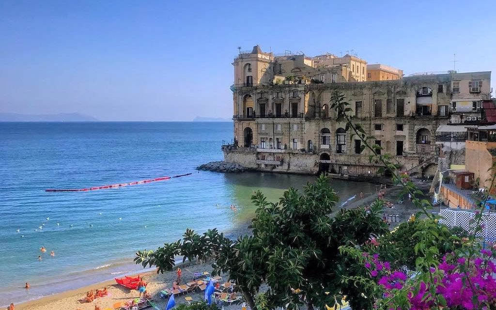 Palazzo Donn’Anna, maestoso edificio sul mare di Posillipo