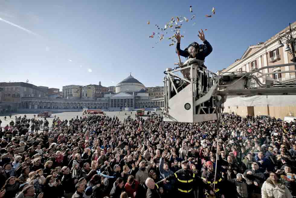 Napoli, la Befana a Piazza Plebiscito