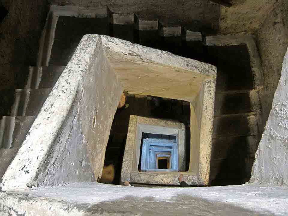 Napoli sotterranea (scala scavata)