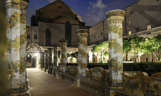 Notte speciale al chiostro di Santa Chiara a Napoli