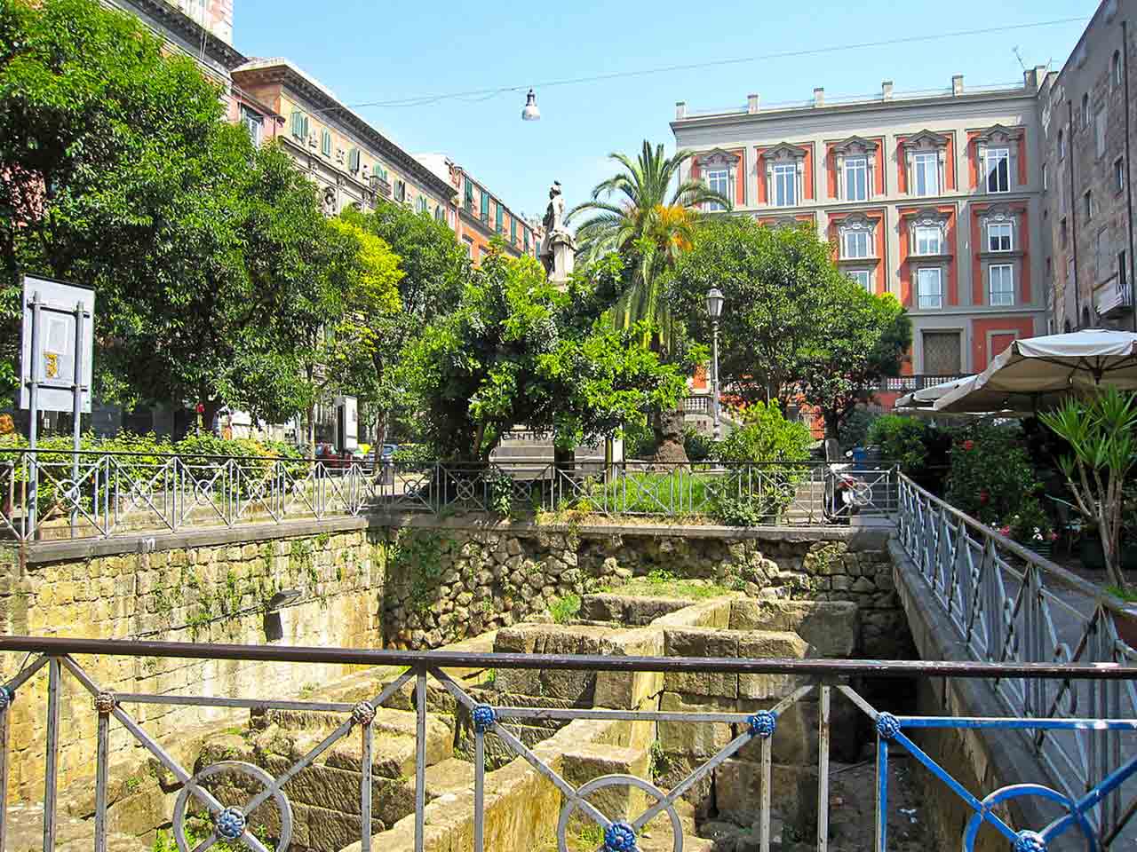 Decumani Piazza Bellini Napoli