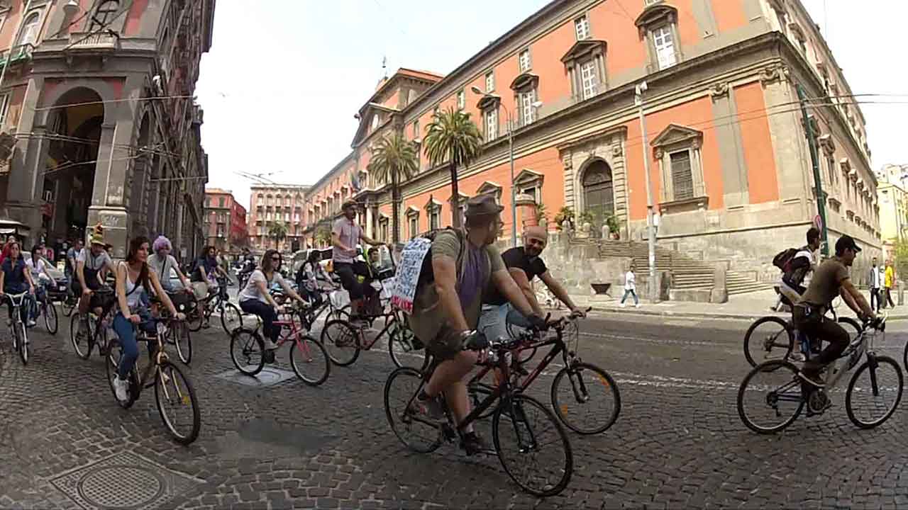 Napoli, centro storico in bicicletta