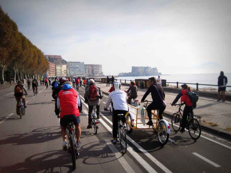 Lungomare di Napoli in bicicletta