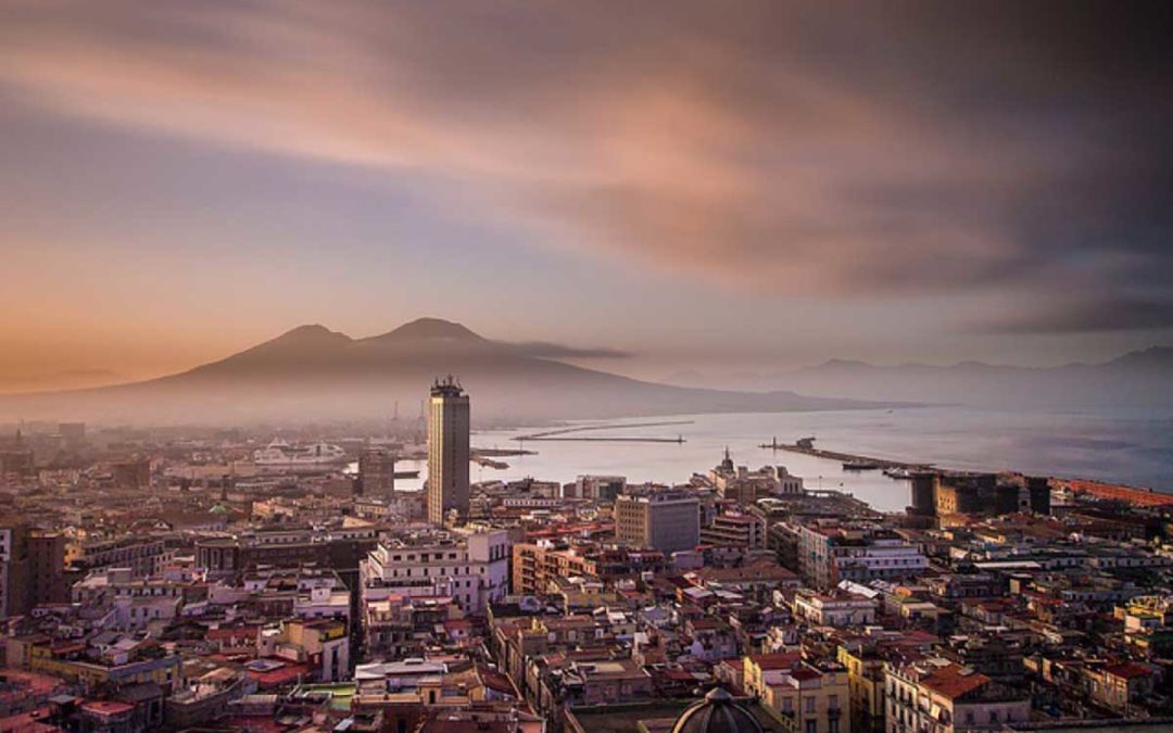 Innamòrati di Napoli: visita la città con ciceroni illustri