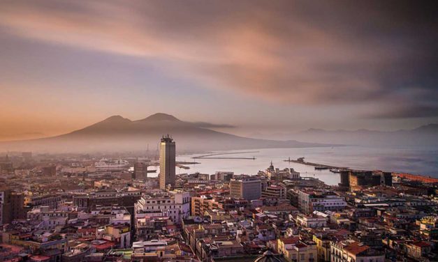 Innamòrati di Napoli: visita la città con ciceroni illustri