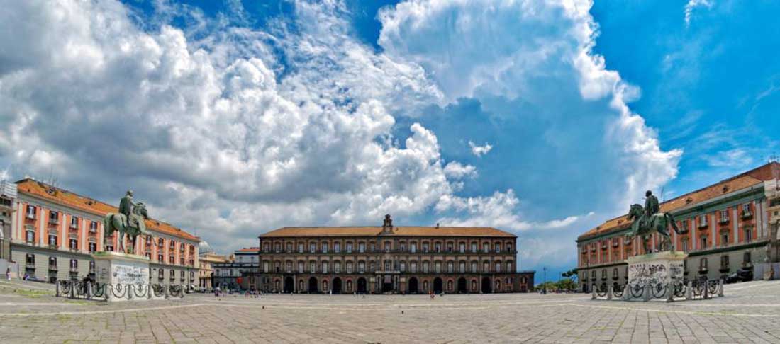 Piazza del Plebiscito simbolo storico di Napoli