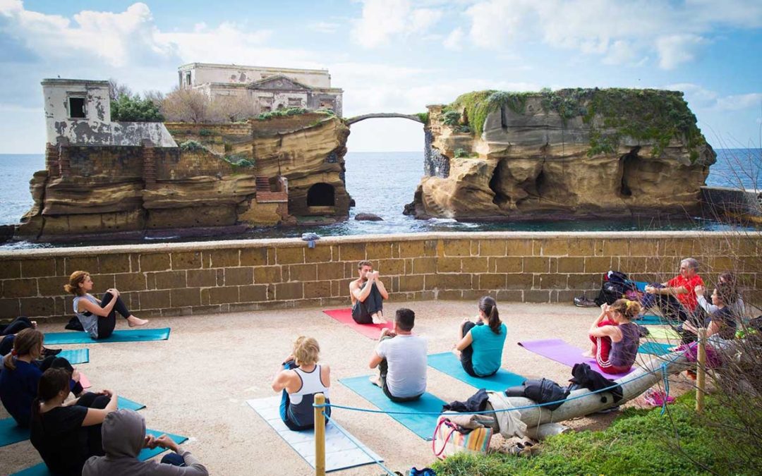 YoGaiola, lezioni di yoga nel parco naturale della Gaiola