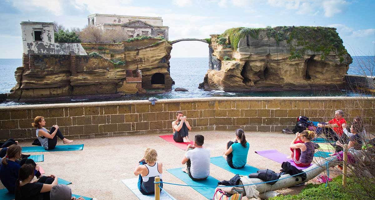 YoGaiola, lezioni di yoga nel parco naturale della Gaiola