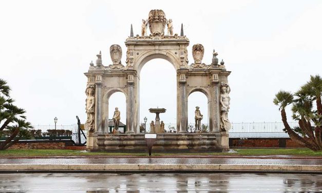 Fontana del Gigante in Via Partenope a Napoli