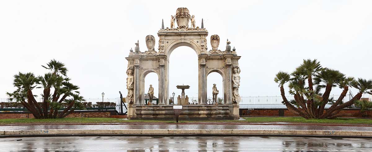 Fontana del Gigante in Via Partenope a Napoli