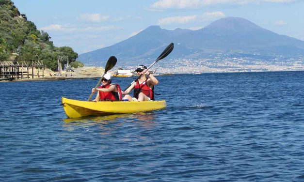 Tour in kayak, insoliti scorci di Napoli