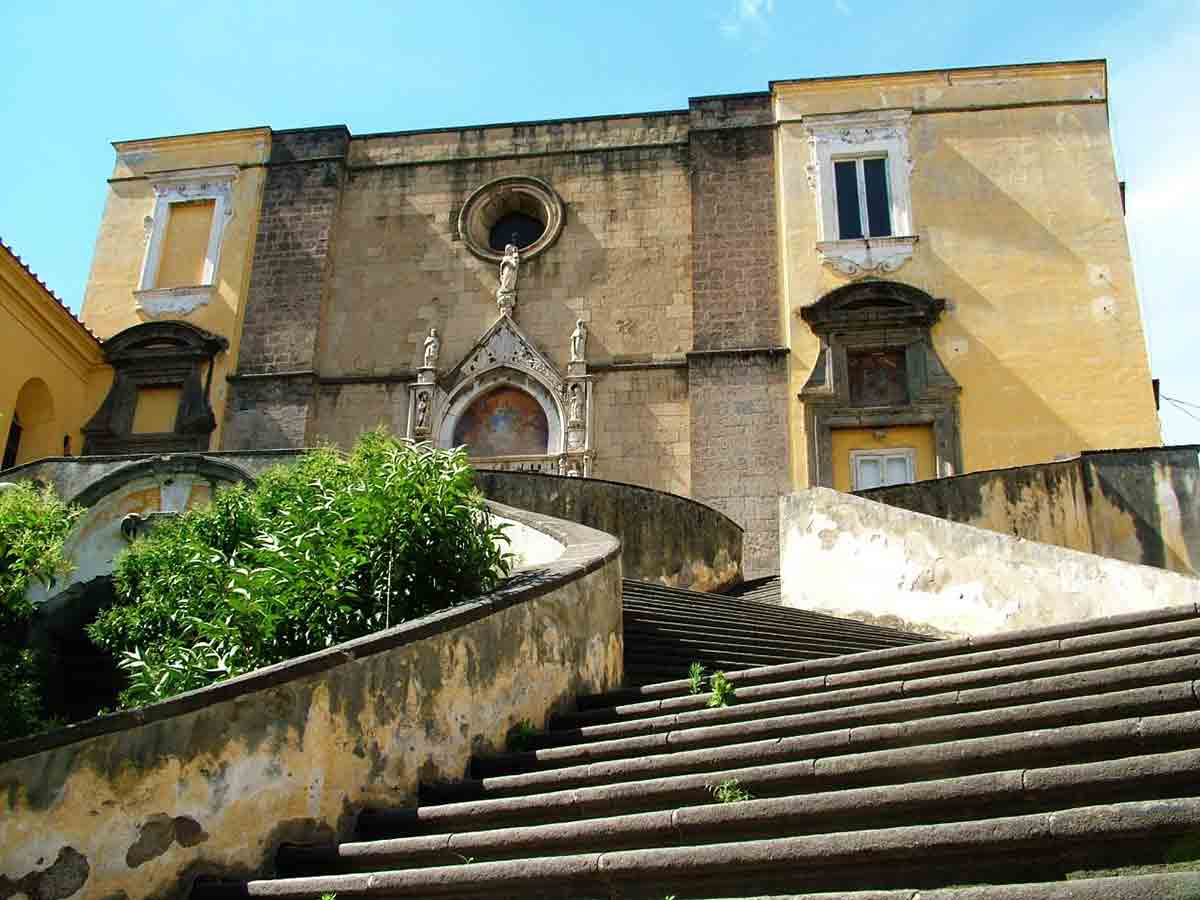 San Giovanni a Carbonara, scalone