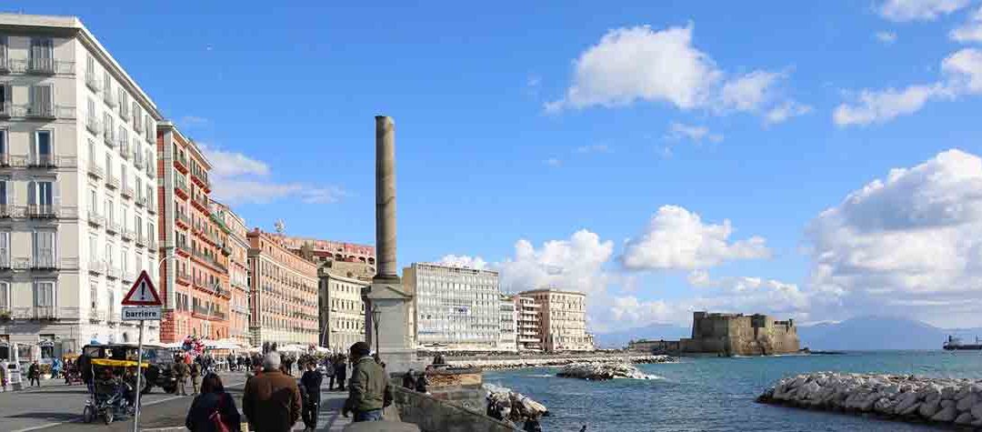 La storia della Colonna Spezzata di Piazza Vittoria a Napoli