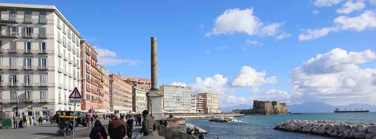 La storia della Colonna Spezzata di Piazza Vittoria a Napoli